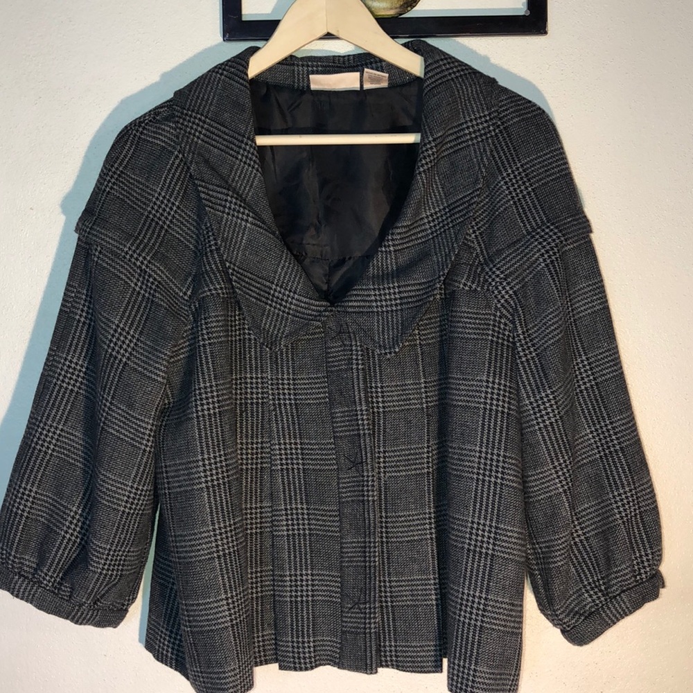 ⭐SALE⭐ DKNY 3/4 cropped wool blend Blazer jacket.